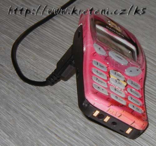 kabel zasunut do telefonu na stole